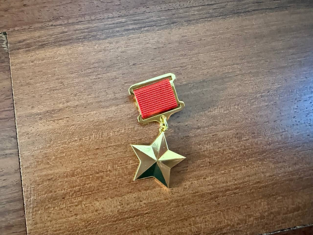 "Hero of the USSR" Gold Star Replica - Tanki Store pin (Image 1)