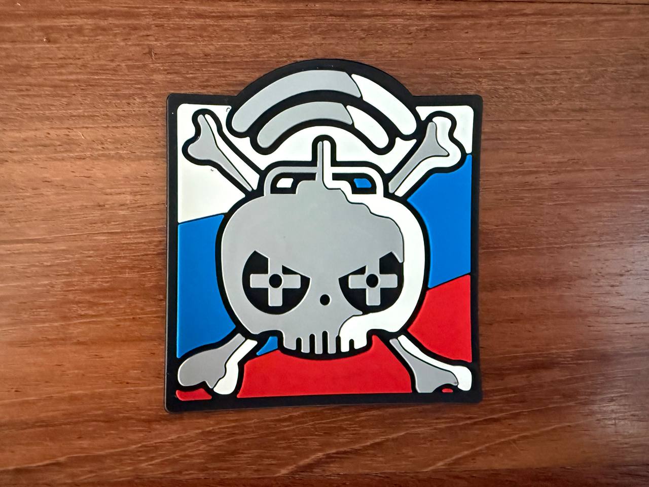 Russian FPV Operator PVC - Military Patch featuring a skull with crossed bones, radio signal icon, and the Russian flag colors in the background, designed with a bold military style.
