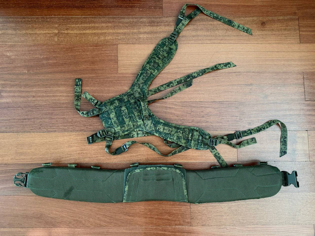 Russian SSO - "Voin" Belt & "Meduza" Suspenders Set – EMR - Size 44-48 displayed on wooden surface, featuring adjustable suspender straps with camouflage pattern and sturdy belt in dark green.
